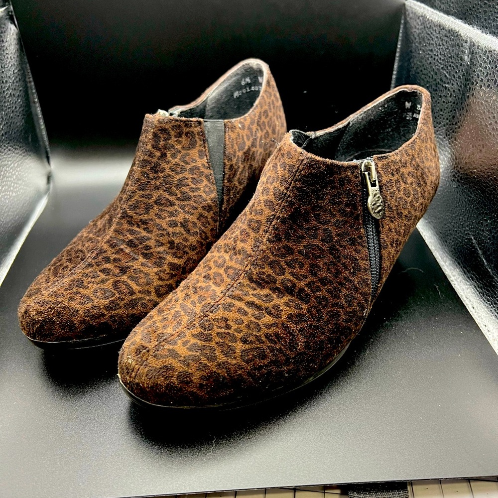 Munro American Taylor Leopard Print Ankle Boots 6.5 Wide